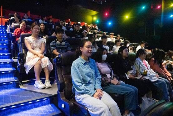 人们在看台上的人在人群里 AI 生成的内容可能不正确。